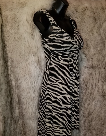 Stunning Dress Gown figure flattering stretchy - Picture 3 of 5